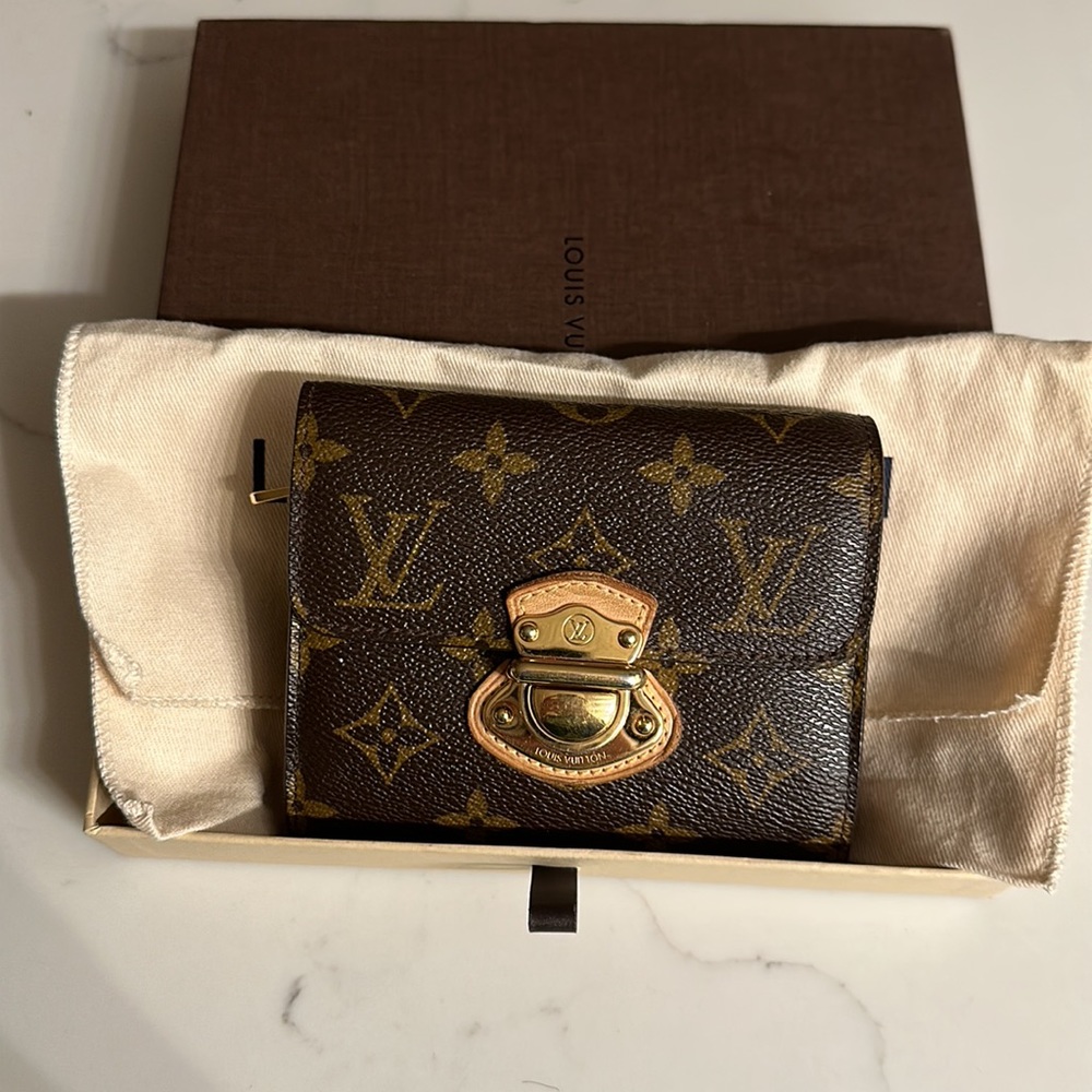 Louis Vuitton monogram pattern wallet